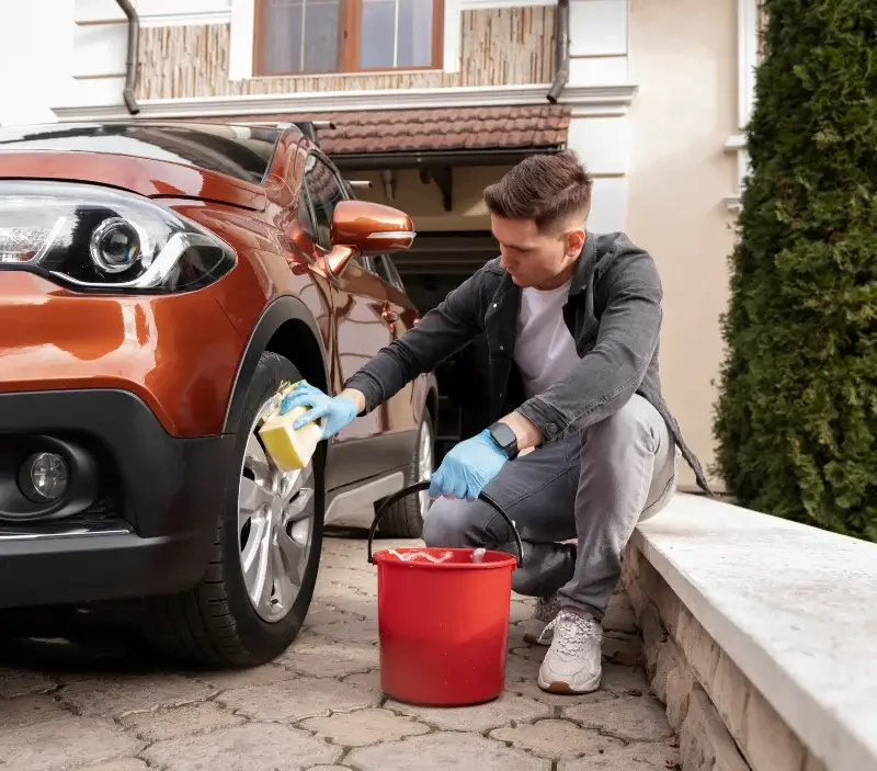 Lavage auto à domicile Bois-Jérôme-Saint-Ouen : professionnel intervenant sur un véhicule